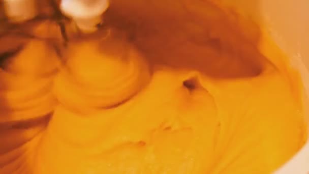 Misturador batem massa para sobremesa — Vídeo de Stock
