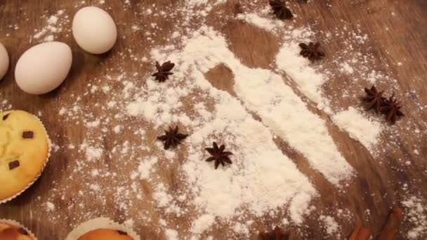 Muffin appena sfornati con fette di cioccolato rosato cosparse di zucchero a velo nella cottura della carta — Video Stock