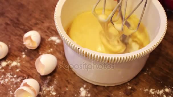 デザートのためにミキサー泡立て生地 — ストック動画