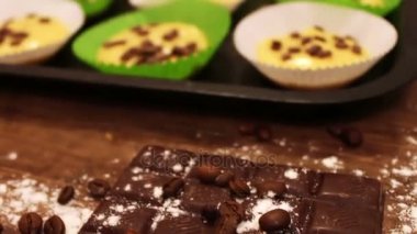 Çiğ hamur için özel kağıt yemek pişirme kek çikolata parçaları ile serpilir