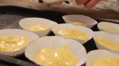 Çiğ hamur için özel kağıt yemek pişirme kek çikolata parçaları ile serpilir