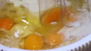 Pan çiğ yumurta elektrikli karıştırıcı yakın görünümü kadar karıştırılır