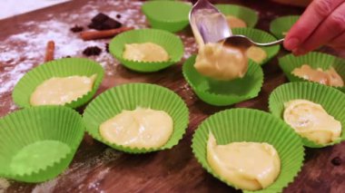 El kekler için çiğ hamur kağıt tasarlayacağım koyar.