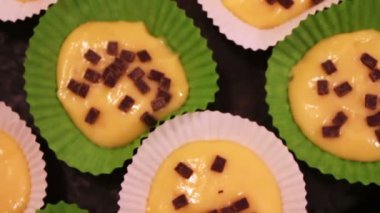 Çiğ hamur özel kağıt çikolata parçaları ile serpilir yemek pişirme kek için görünümü kapatın