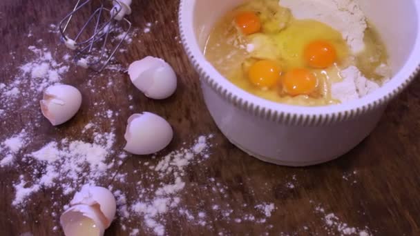 Raw eggs in the white pan — Stock Video