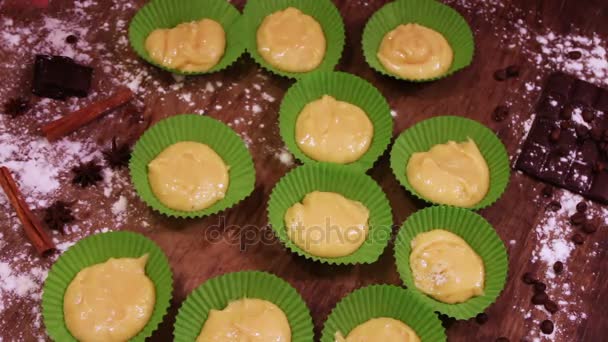 Mano femenina poner en la masa espolvorear trozos de chocolate — Vídeos de Stock