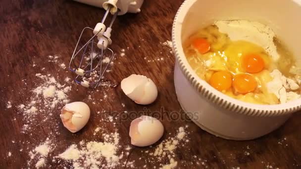 Huevos crudos en la sartén blanca — Vídeo de stock