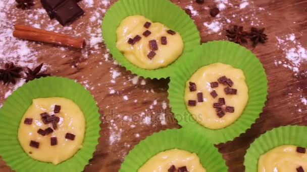 Pasta cruda per muffin in apposita teglia di carta cosparsa di pezzi di cioccolato — Video Stock