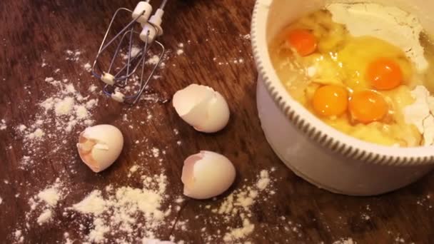 Raw eggs in the white pan — Stock Video