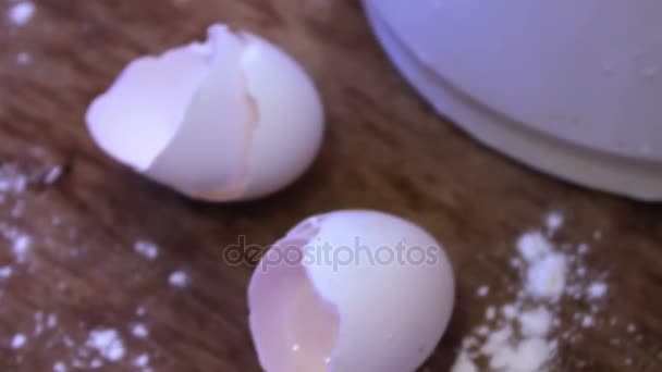 Μαστιγωμα ολόκληρα αυγά ένα με έναν ηλεκτρικό αναμίκτη — Αρχείο Βίντεο