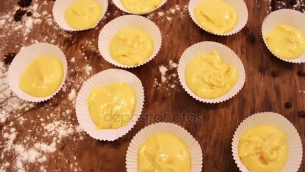 Un sacco di pasta cruda per muffin in forme speciali di carta per la cottura — Video Stock