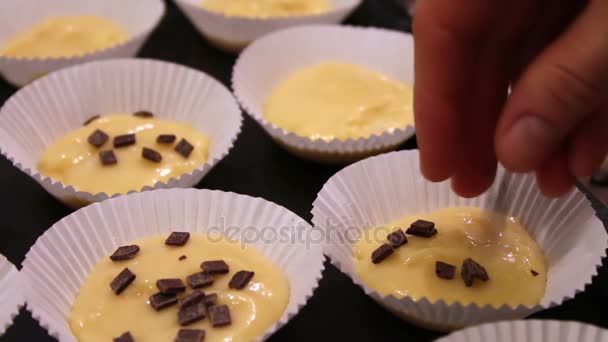 Сире тісто для кексів у спеціальних паперових формах для випічки — стокове відео