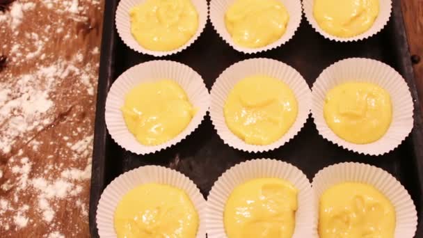 Syrové těsto na muffiny ve speciálních papírových zapékací misky — Stock video