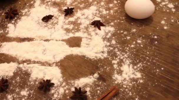 Freshly baked muffins with chocolate rosy slices sprinkled with powdered sugar in paper baking — Stock Video