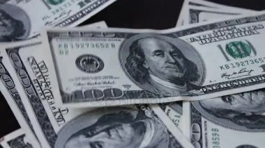 eller hızlı bir şekilde yüz dolar faturaları almak