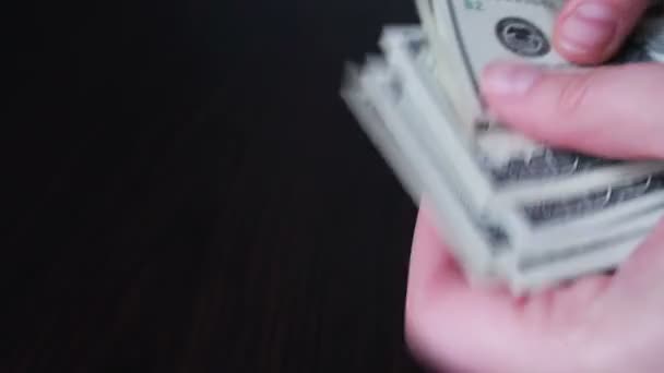 Tangan wanita memegang kipas ratusan dolar tagihan dan menghitung — Stok Video