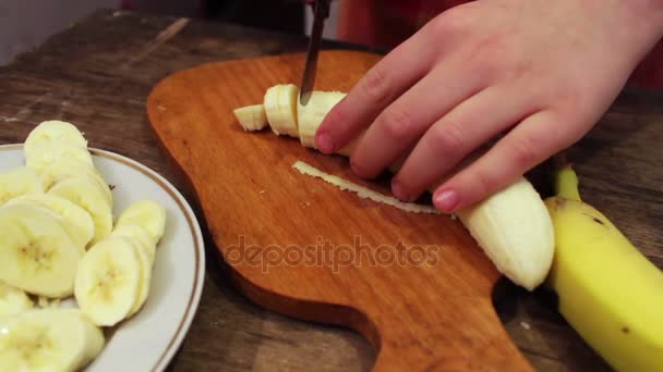 Krojenie w cienkie plasterki banana — Wideo stockowe