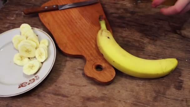 Cortar uma banana em fatias finas — Vídeo de Stock