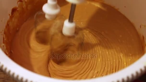 Crema de mezcla para relleno de torta en una licuadora de cerca . — Vídeos de Stock