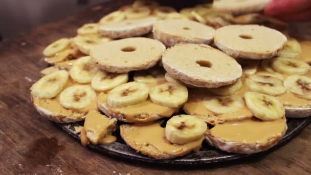 Mujer haciendo pastel casero — Vídeos de Stock