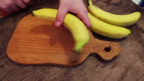 Cortar un plátano en rodajas finas — Vídeo de stock