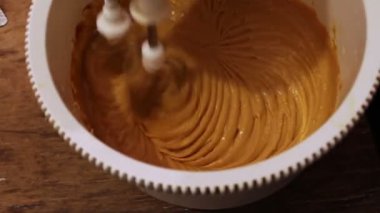 Kadar yakın bir karıştırıcıda doldurma pasta için krema karıştırma.