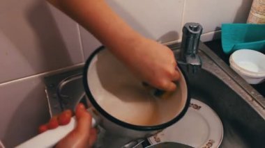 Bebek mutfakta bulaşık