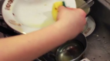 Genç çocuk bulaşık