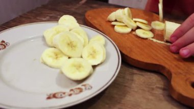 Bir muz ince dilimler halinde Dilimleme