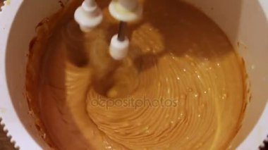 Kadar yakın bir karıştırıcıda doldurma pasta için krema karıştırma.