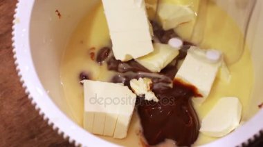 Tereyağı, yoğunlaştırılmış süt ve Nutella karıştırma