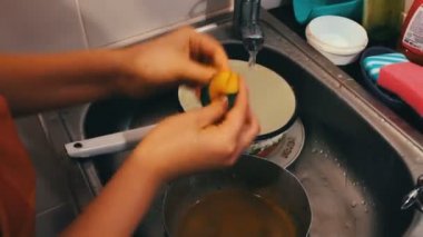 Bebek mutfakta bulaşık