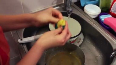 Genç çocuk bulaşık