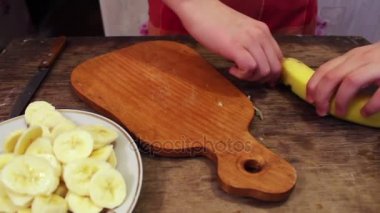 Bir muz ince dilimler halinde Dilimleme