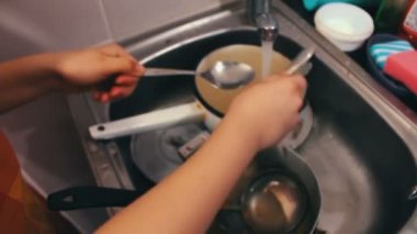 Bebek mutfakta bulaşık