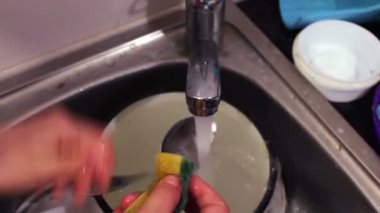 Bebek mutfakta bulaşık