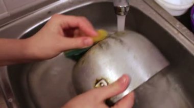 Genç çocuk çamaşır pan