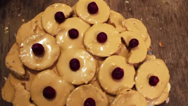 Pastel casero de galletas con glaseado de chocolate — Vídeo de stock