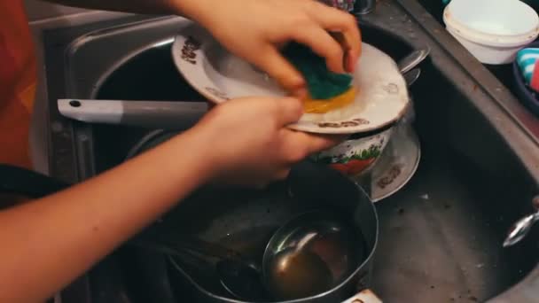 Adolescent garçon lavage casserole — Video