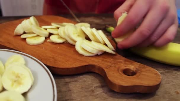 Slicing a banana into thin slices — Stock Video