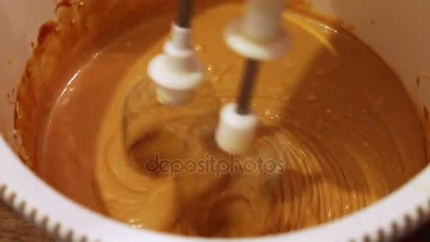混合奶油的蛋糕充填在搅拌机里关闭. — 图库视频影像