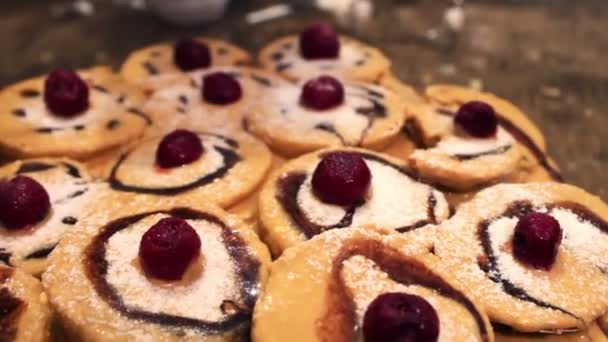 Gâteau à biscuits fait maison avec glaçage au chocolat — Video