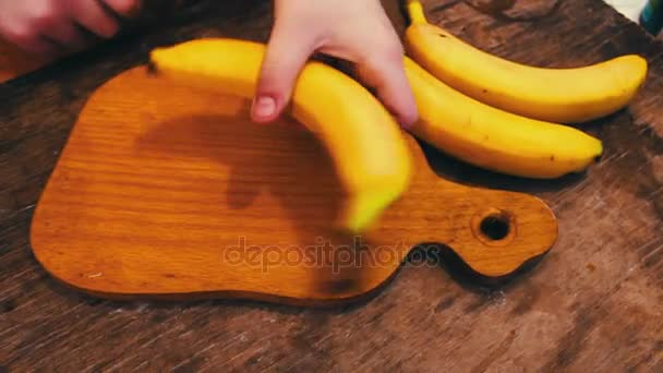 Krojenie w cienkie plasterki banana — Wideo stockowe