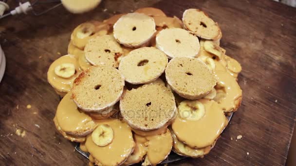 Mujer haciendo pastel casero — Vídeos de Stock