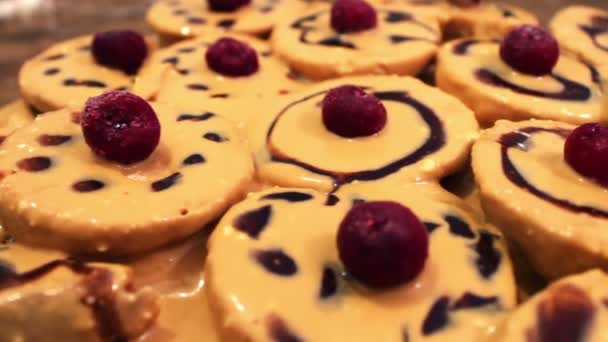 Pastel casero de galletas con glaseado de chocolate — Vídeo de stock