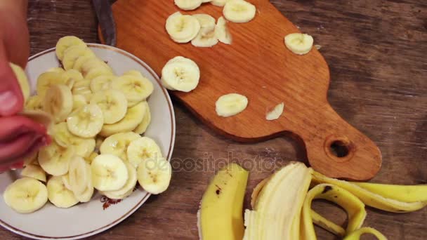 Een banaan snijden in dunne plakjes — Stockvideo