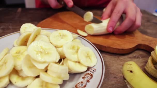 Τεμαχισμός μια μπανάνα σε λεπτές φέτες — Αρχείο Βίντεο