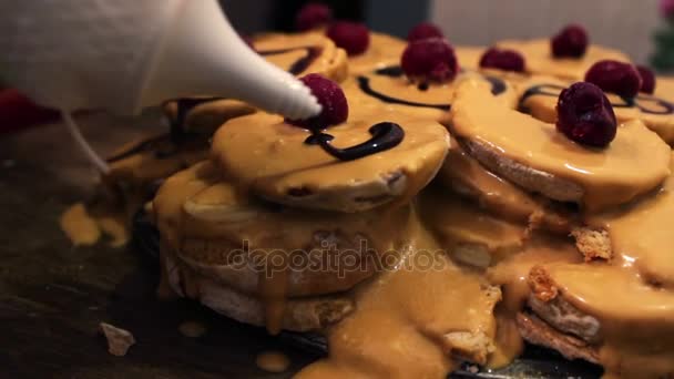 Hemmagjord cookie tårta med choklad glasyr — Stockvideo
