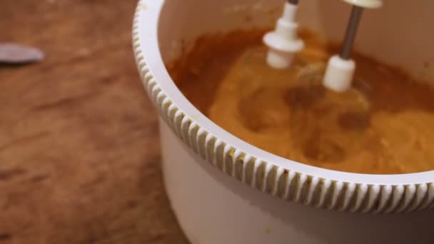 Смешивание крема для наполнения торта в блендере крупным планом . — стоковое видео