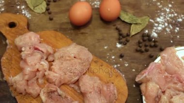 Tuz ve karabiber ile serpilir tavuk pirzola